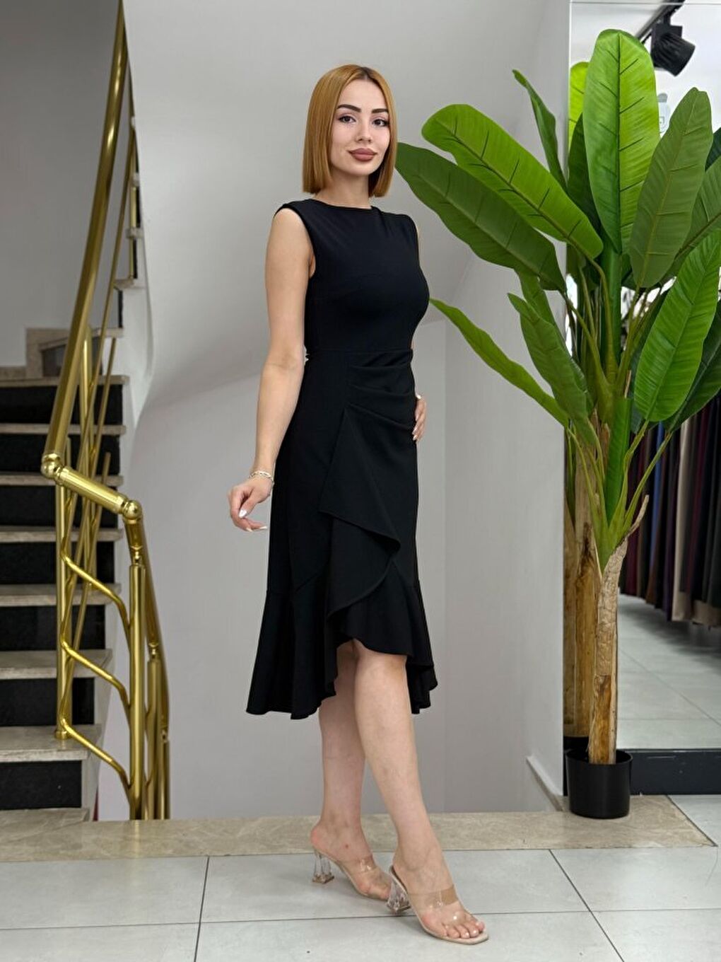 Siyah Kadın Sıfır Kollu Belden Büzgülü Eteği Volanlı Asimetrik Kesim Midi Janjan Krep Elbise-1