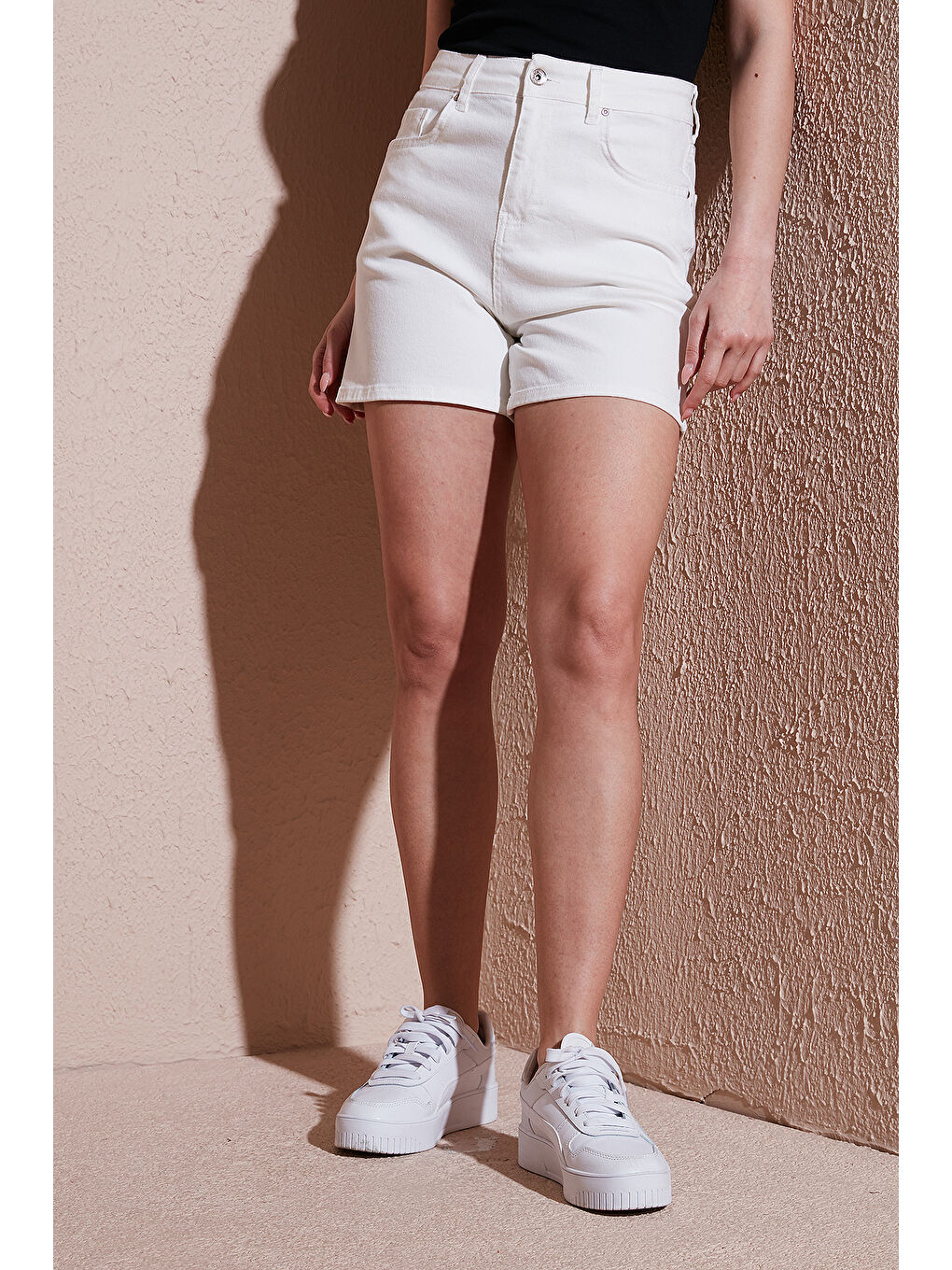 Beyaz Streç Pamuklu Mom Fit Yüksek Bel Mini Kadın Jean Short 25Y0188K1-3