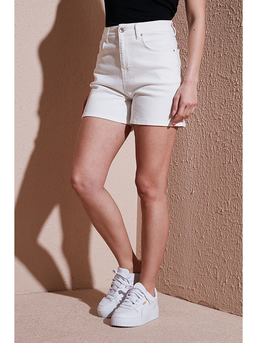 Beyaz Streç Pamuklu Mom Fit Yüksek Bel Mini Kadın Jean Short 25Y0188K1-4