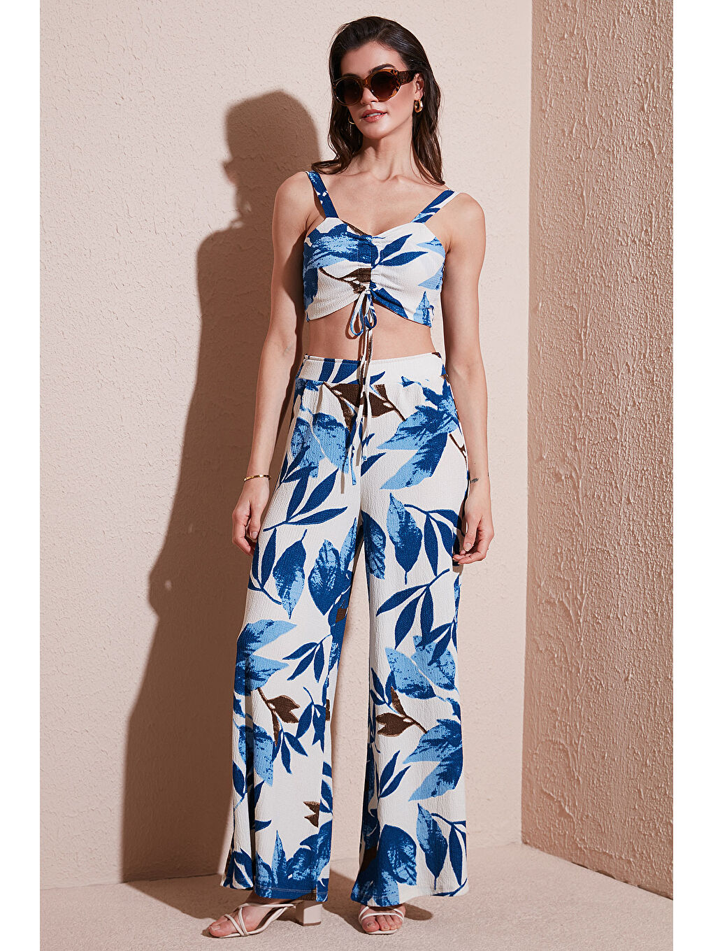 Mavi Slim Fit Yüksek Bel Bol Paça Crop Üst Desenli Takım 5866120-2