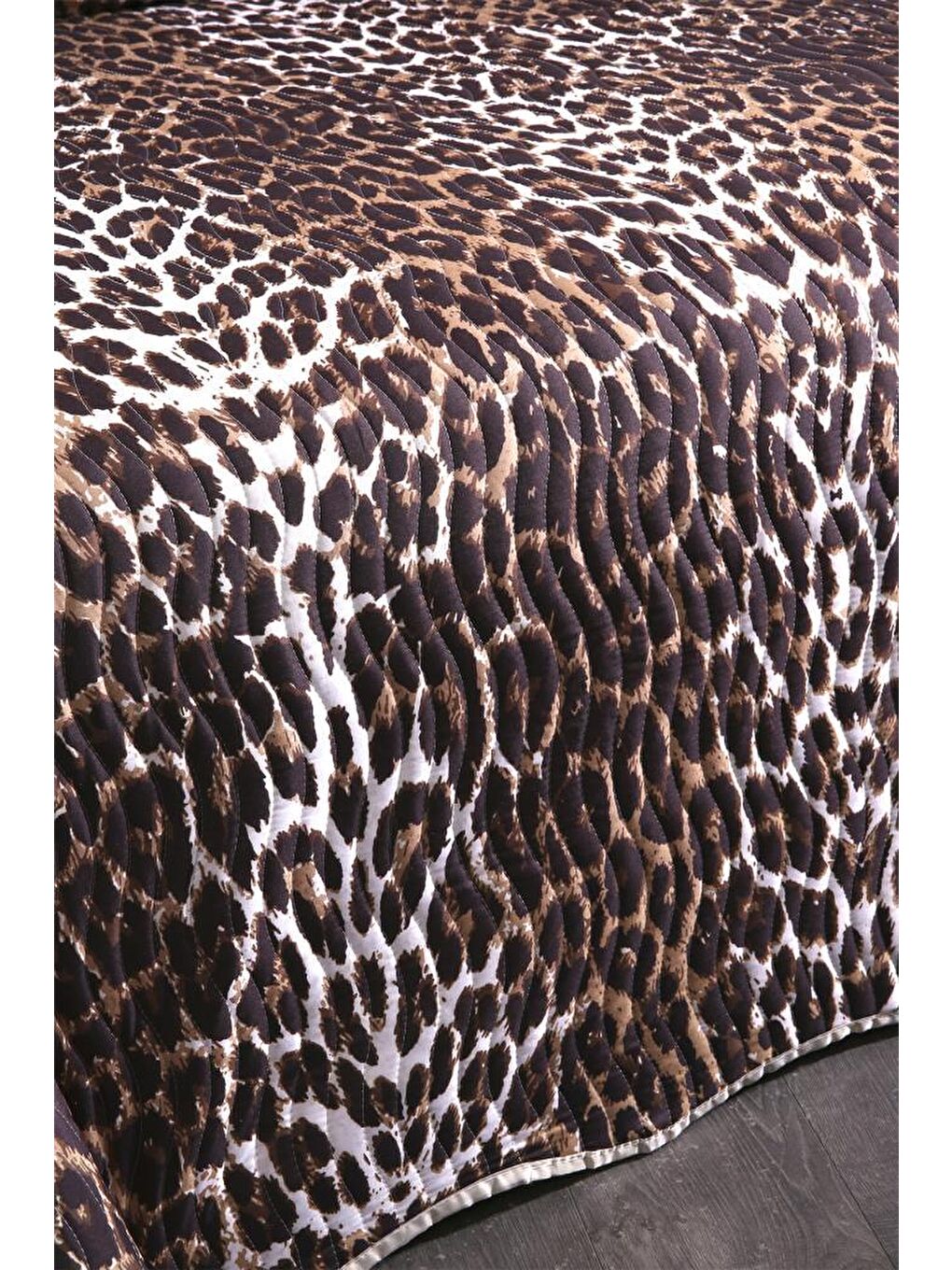 Kahverengi Leopar Baskılı Kapitoneli Çift Kişilik Yatak Örtüsü-1