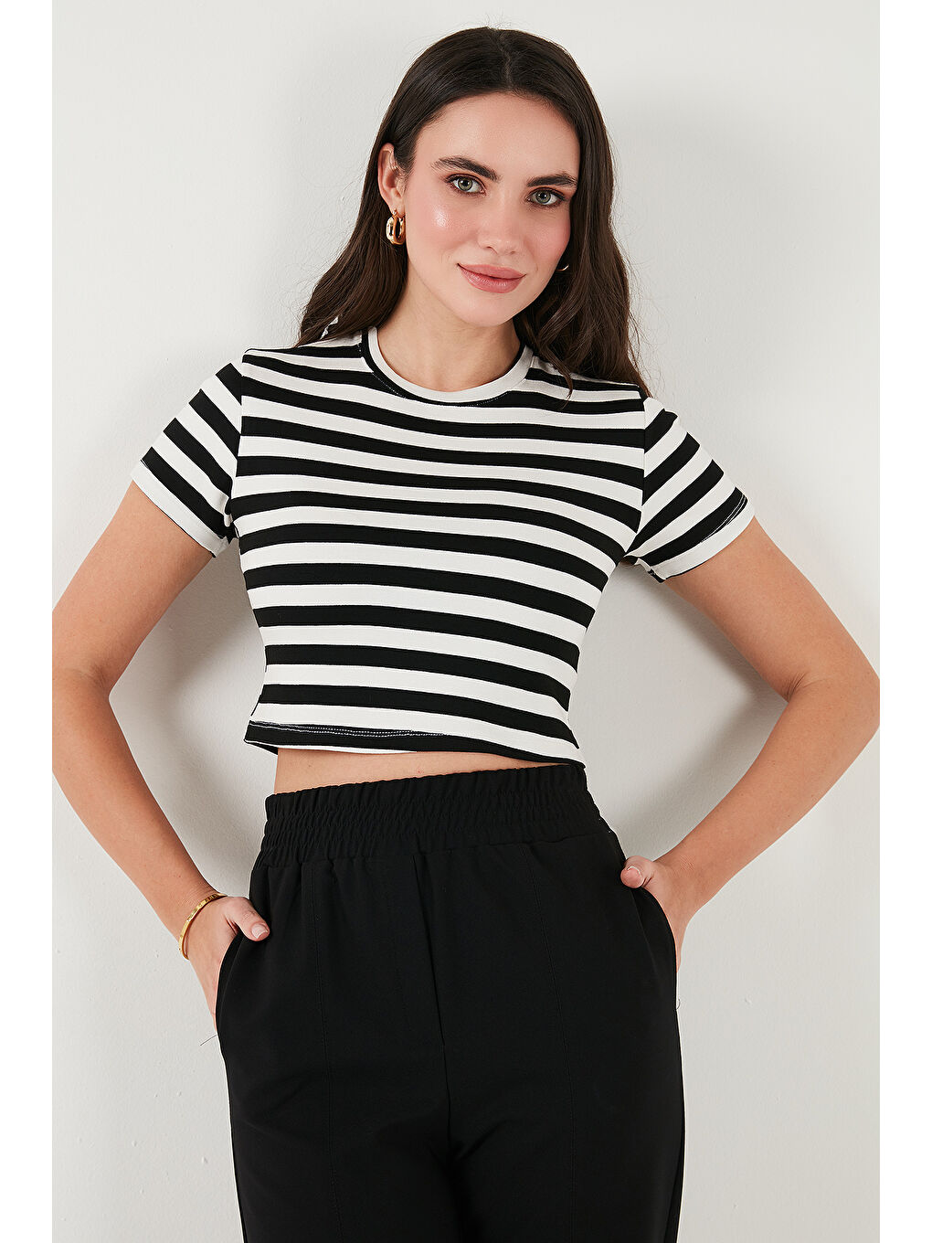 Siyah Slim Fit Bisiklet Yaka Çizgili Crop T Shirt 5866110-1