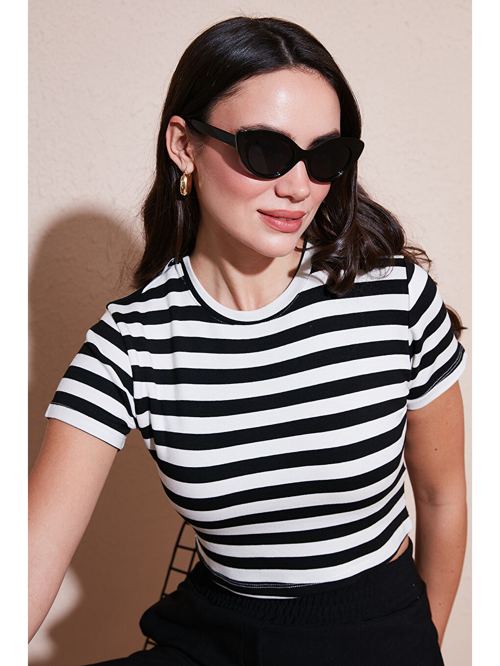 Siyah Slim Fit Bisiklet Yaka Çizgili Crop T Shirt 5866110-2