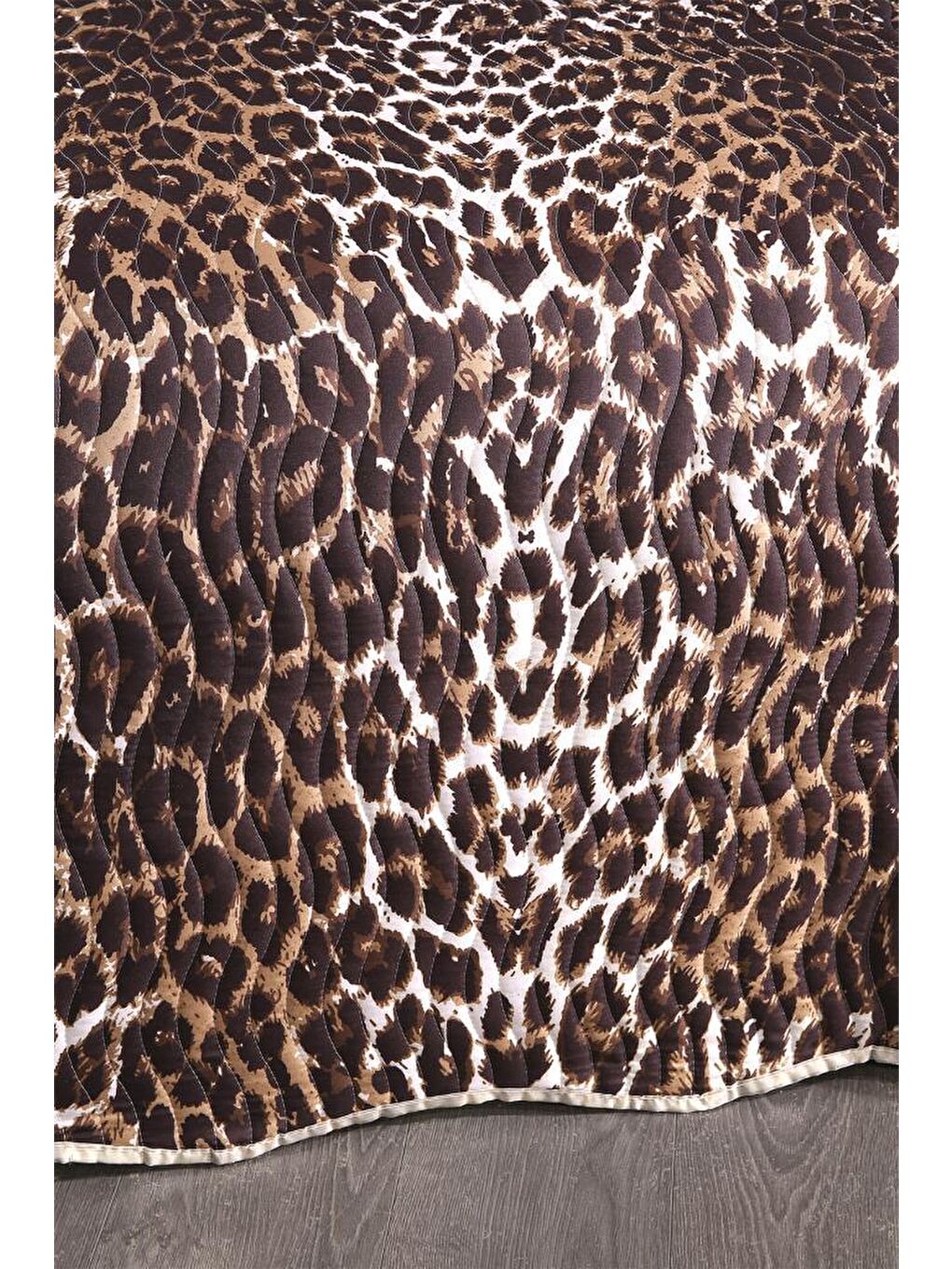 Kahverengi Leopar Baskılı Kapitoneli Çift Kişilik Yatak Örtüsü-2