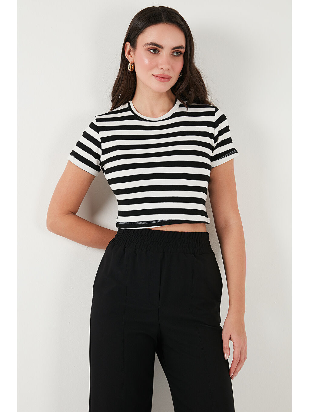 Siyah Slim Fit Bisiklet Yaka Çizgili Crop T Shirt 5866110-4