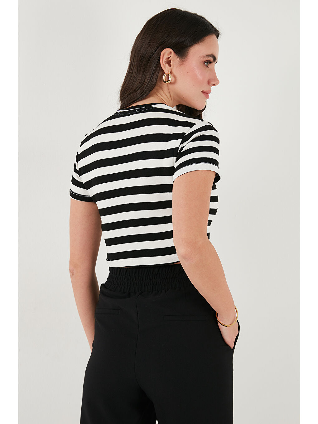 Siyah Slim Fit Bisiklet Yaka Çizgili Crop T Shirt 5866110-6