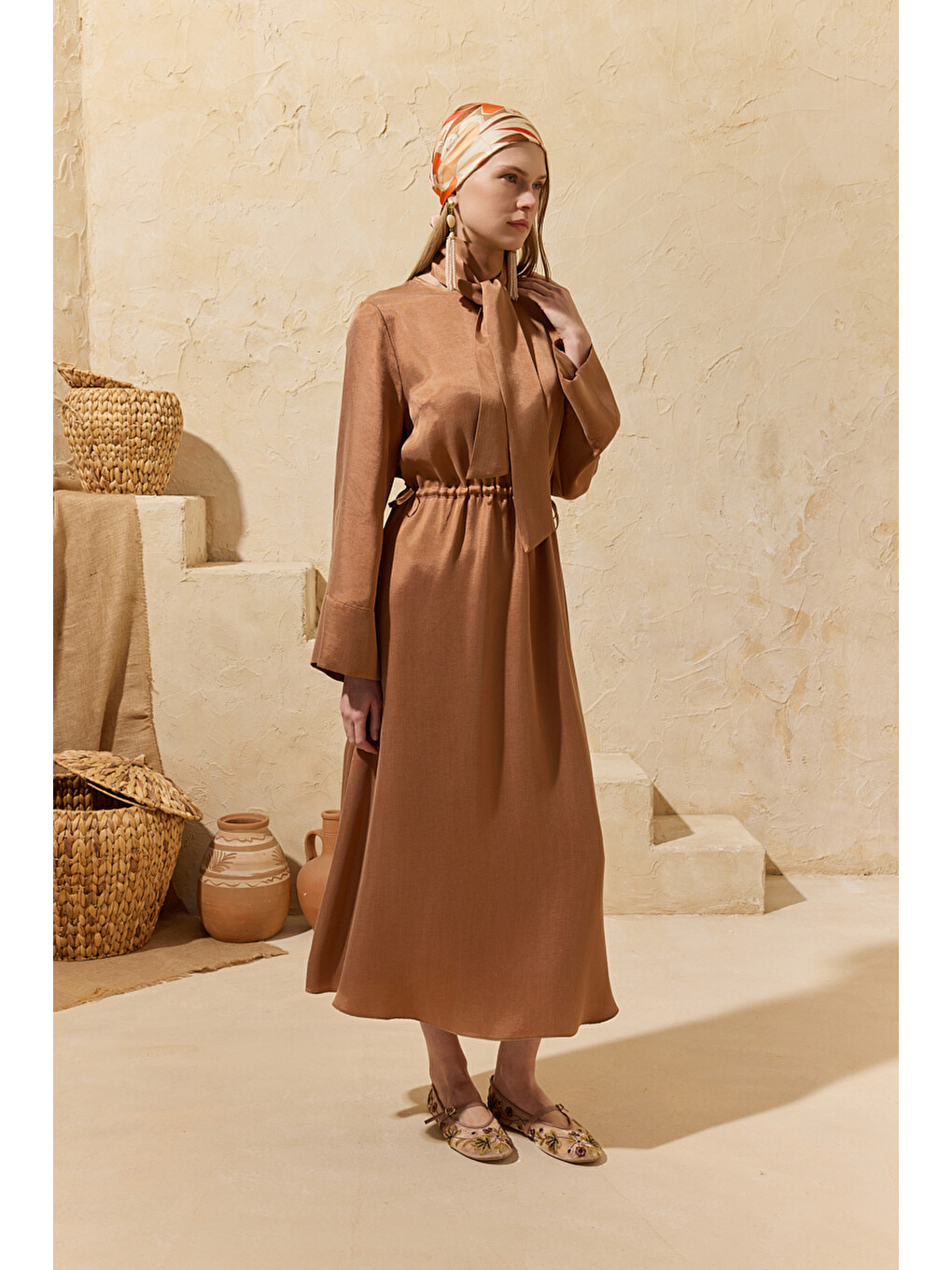Bej Karamel Fular Detaylı Elbise-4