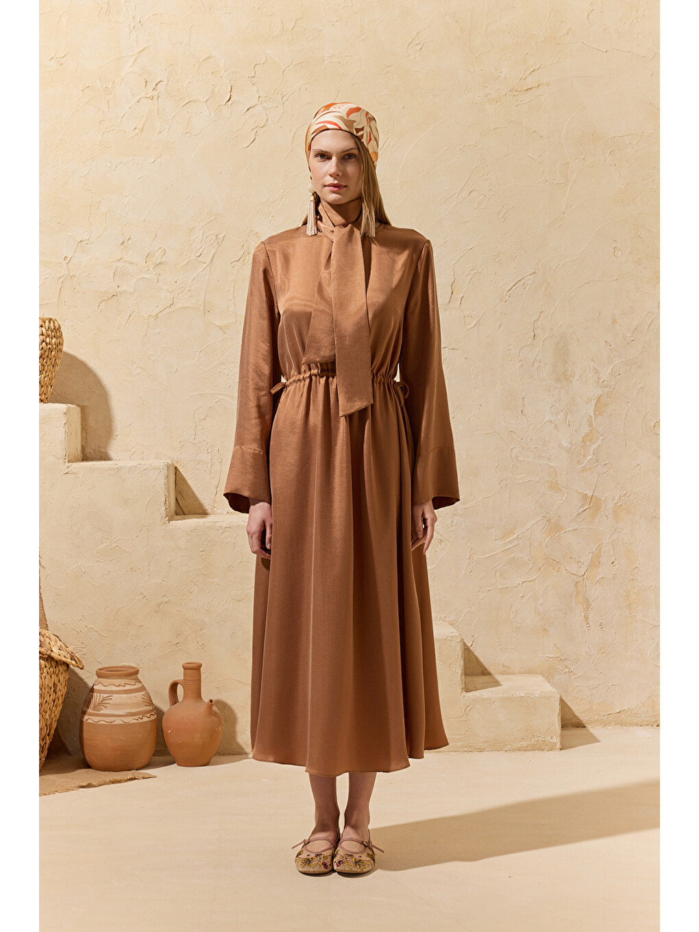 Bej Karamel Fular Detaylı Elbise-5