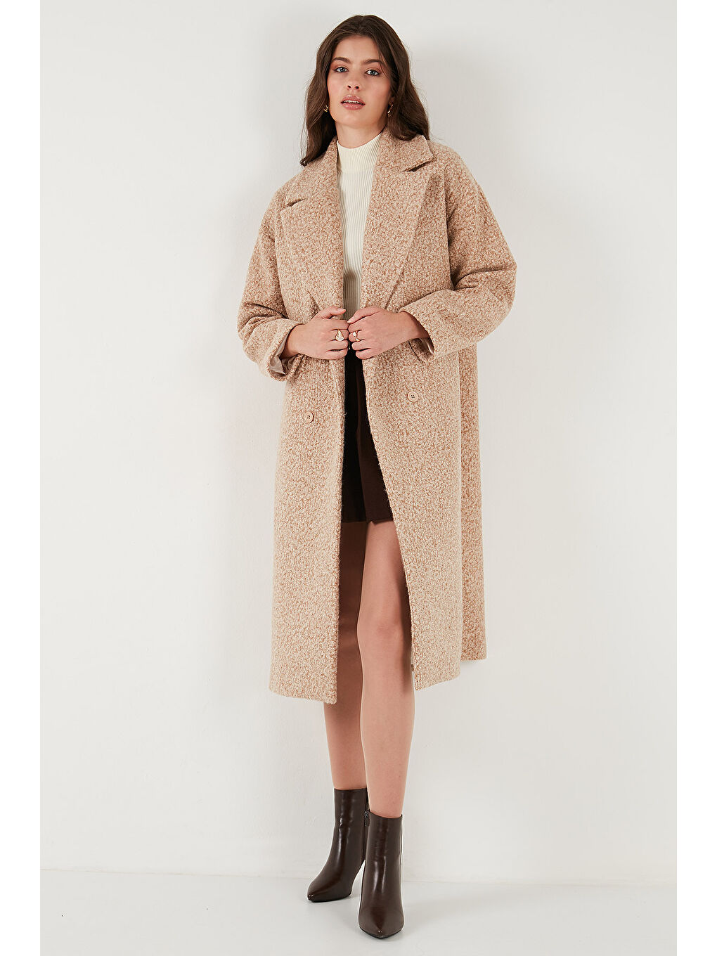 Bej Oversize Fit Mono Yaka Düğmeli Buklet Uzun Kaşe Kaban 6810236-3