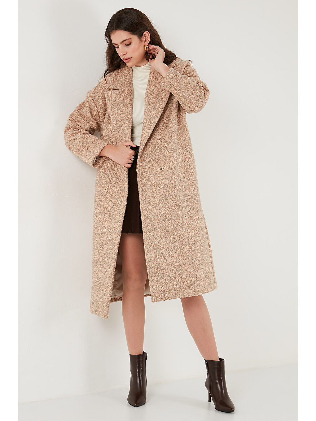 Bej Oversize Fit Mono Yaka Düğmeli Buklet Uzun Kaşe Kaban 6810236-4