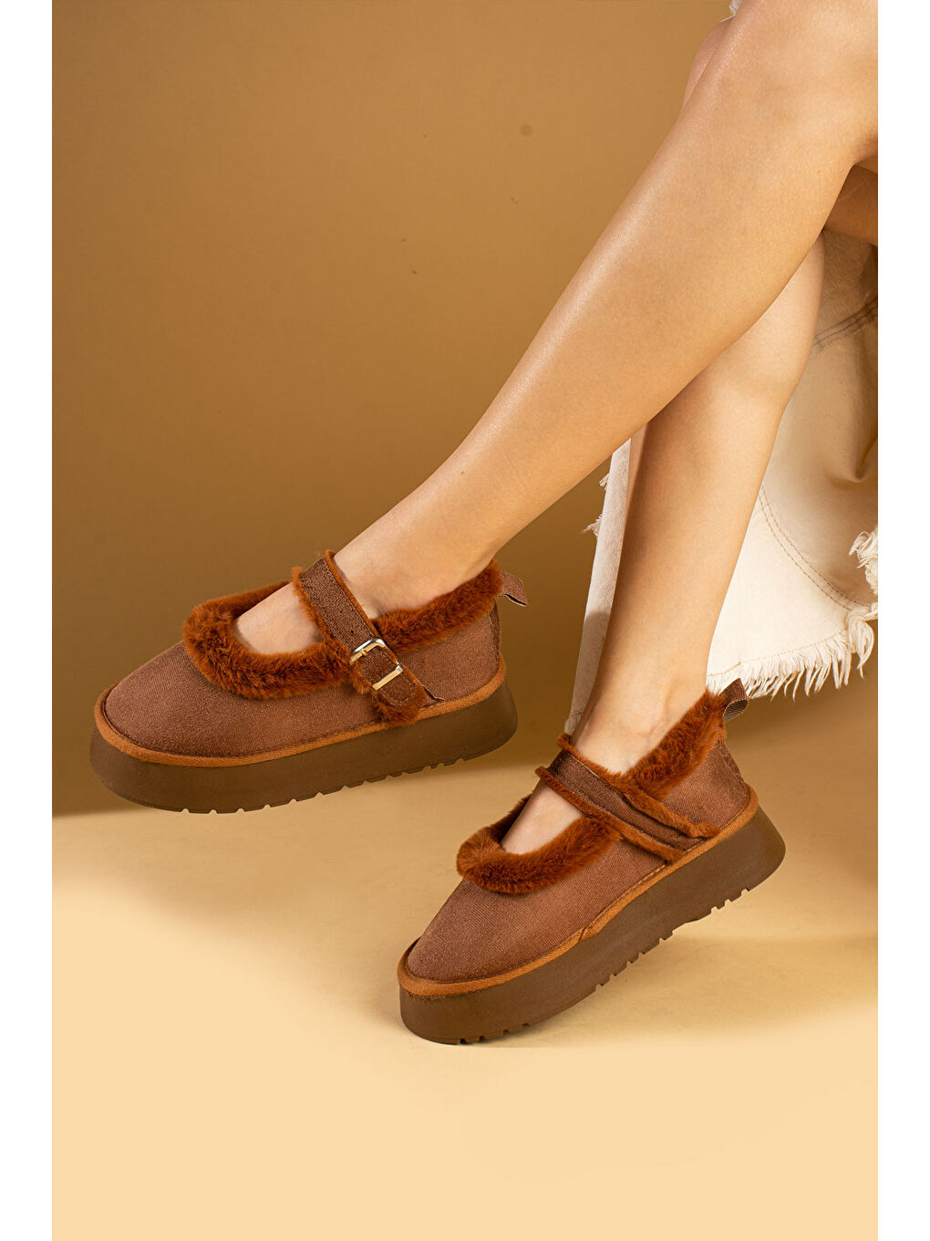 Kahverengi Kalın Taban Tüy Detaylı Tokalı Kadın Babet 53-0130-24-1