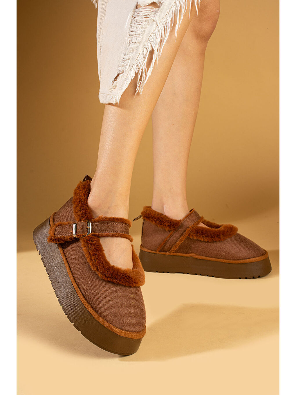 Kahverengi Kalın Taban Tüy Detaylı Tokalı Kadın Babet 53-0130-24-2