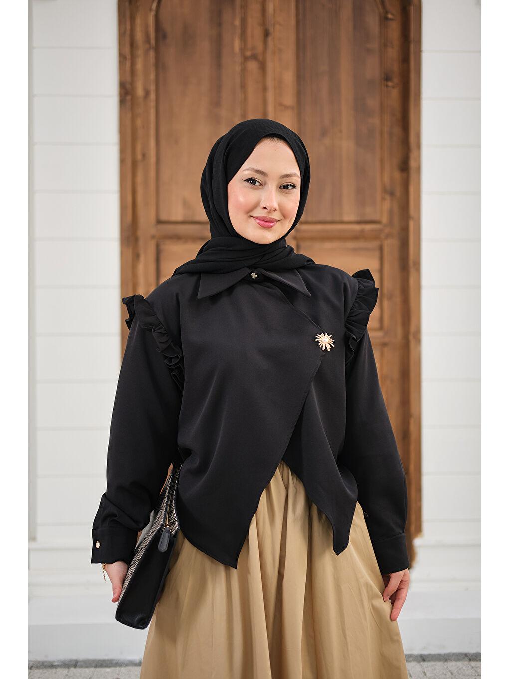 Kadın Kol Büzgülü Broş Detay Gömlek Siyah-1