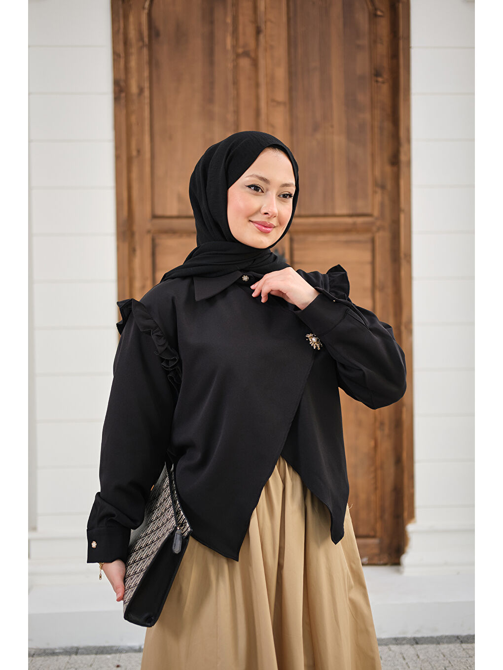 Kadın Kol Büzgülü Broş Detay Gömlek Siyah-2