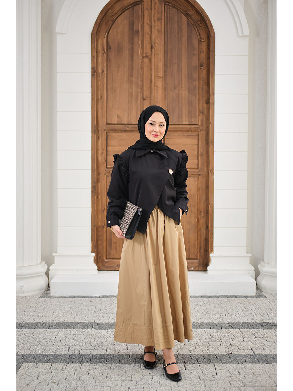 Kadın Kol Büzgülü Broş Detay Gömlek Siyah-3