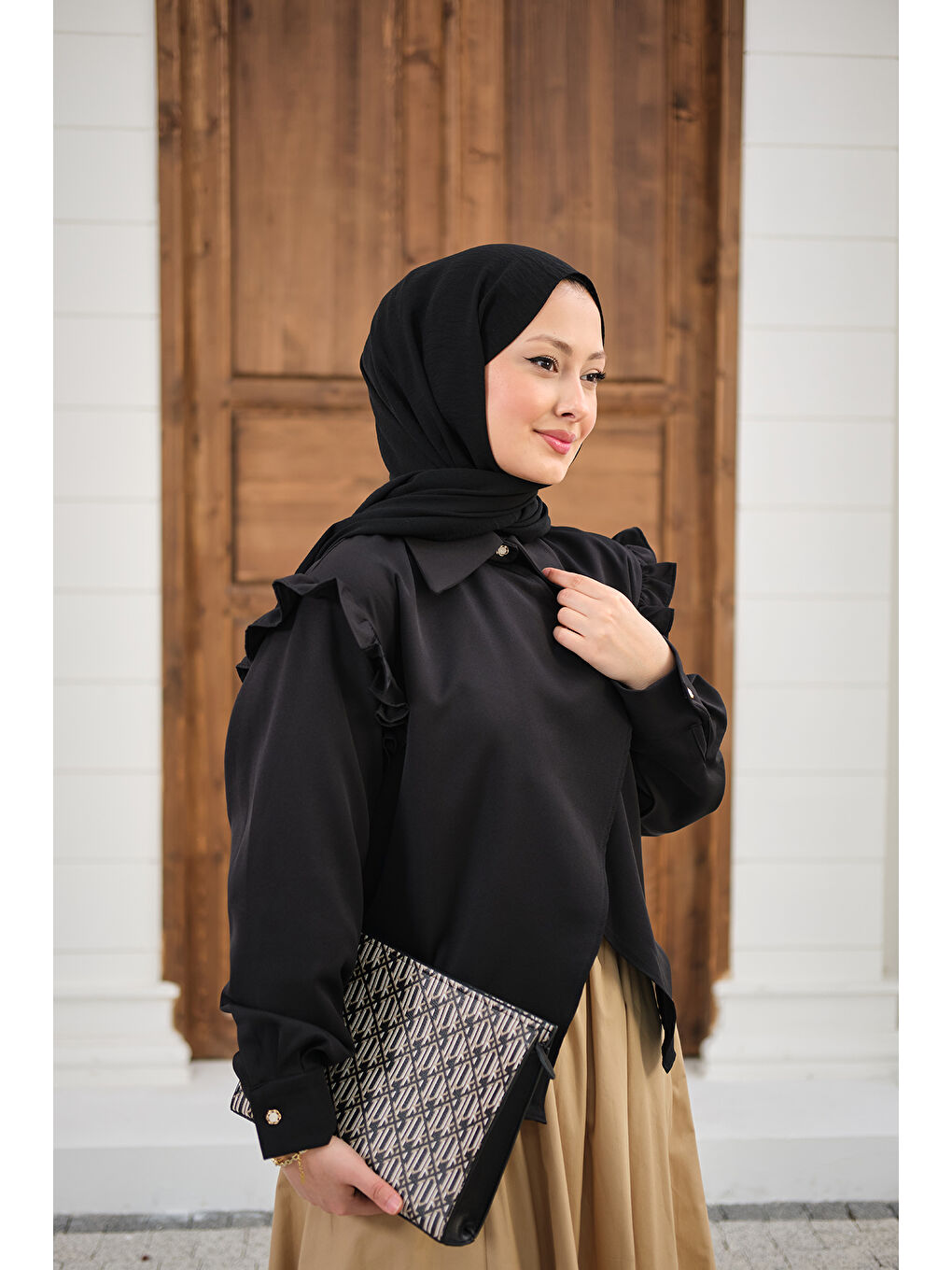 Kadın Kol Büzgülü Broş Detay Gömlek Siyah-4