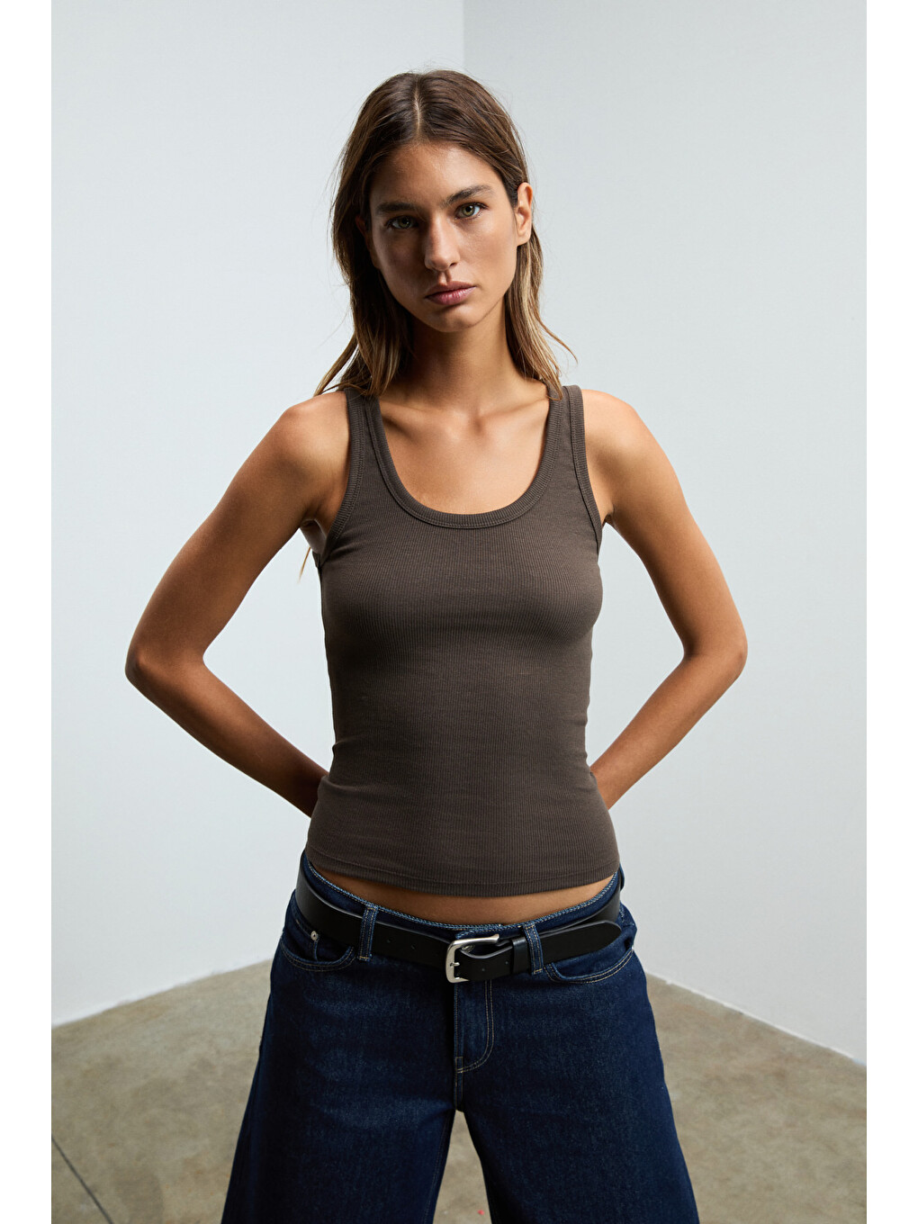 Lıllesol Kadın Fitilli Görünümlü Slim Fit Vücuda Oturan Havuz Yakalı Pamuklu Basic Kahverengi Atlet-2