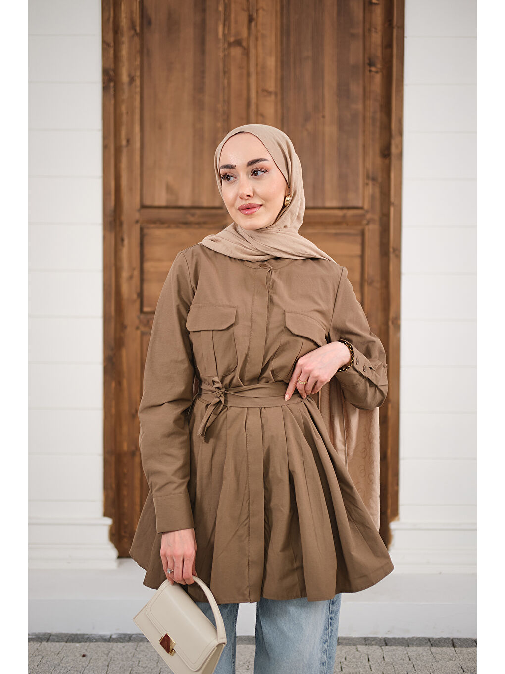 Kadın Çift Cep Detay Gizli Düğmeli Bel Bağlamalı Gömlek Kahverengi-2