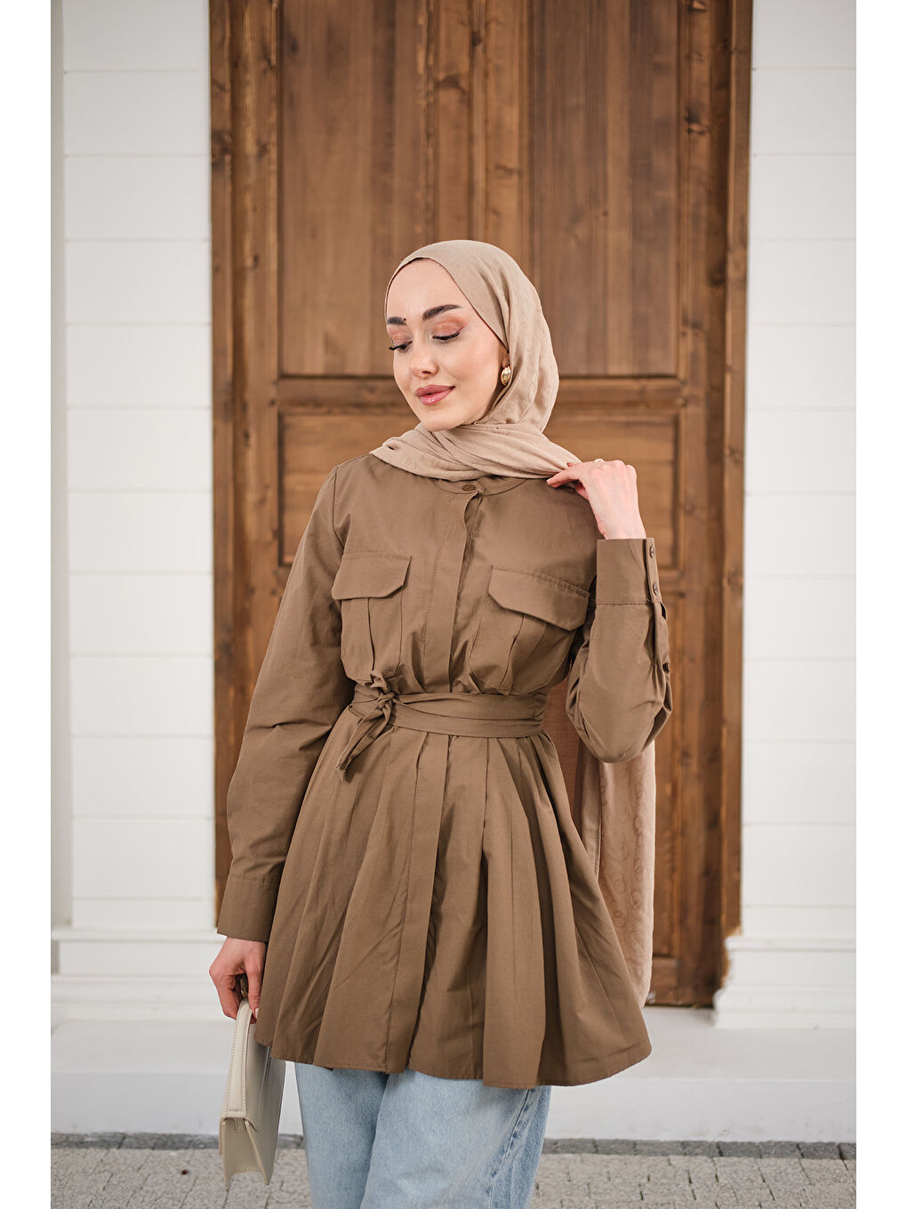 Kadın Çift Cep Detay Gizli Düğmeli Bel Bağlamalı Gömlek Kahverengi-3