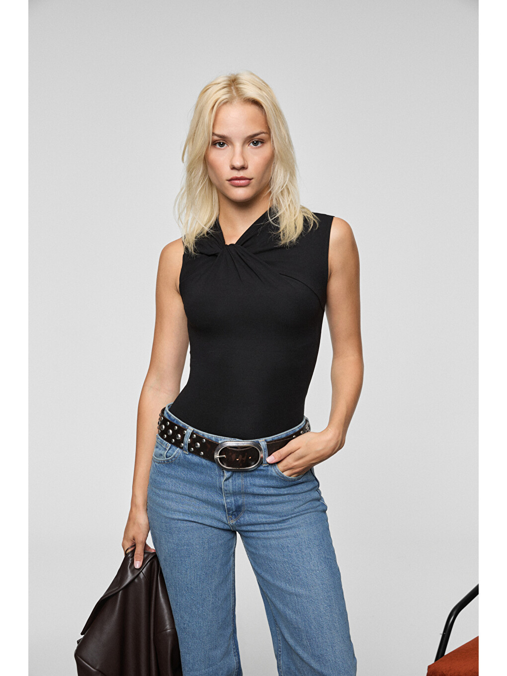 Siyah ORILENNA Kadın Önü Düğüm Detaylı Vücudu Saran Sıfır Kollu Slim Fit SİYAH Bluz-1