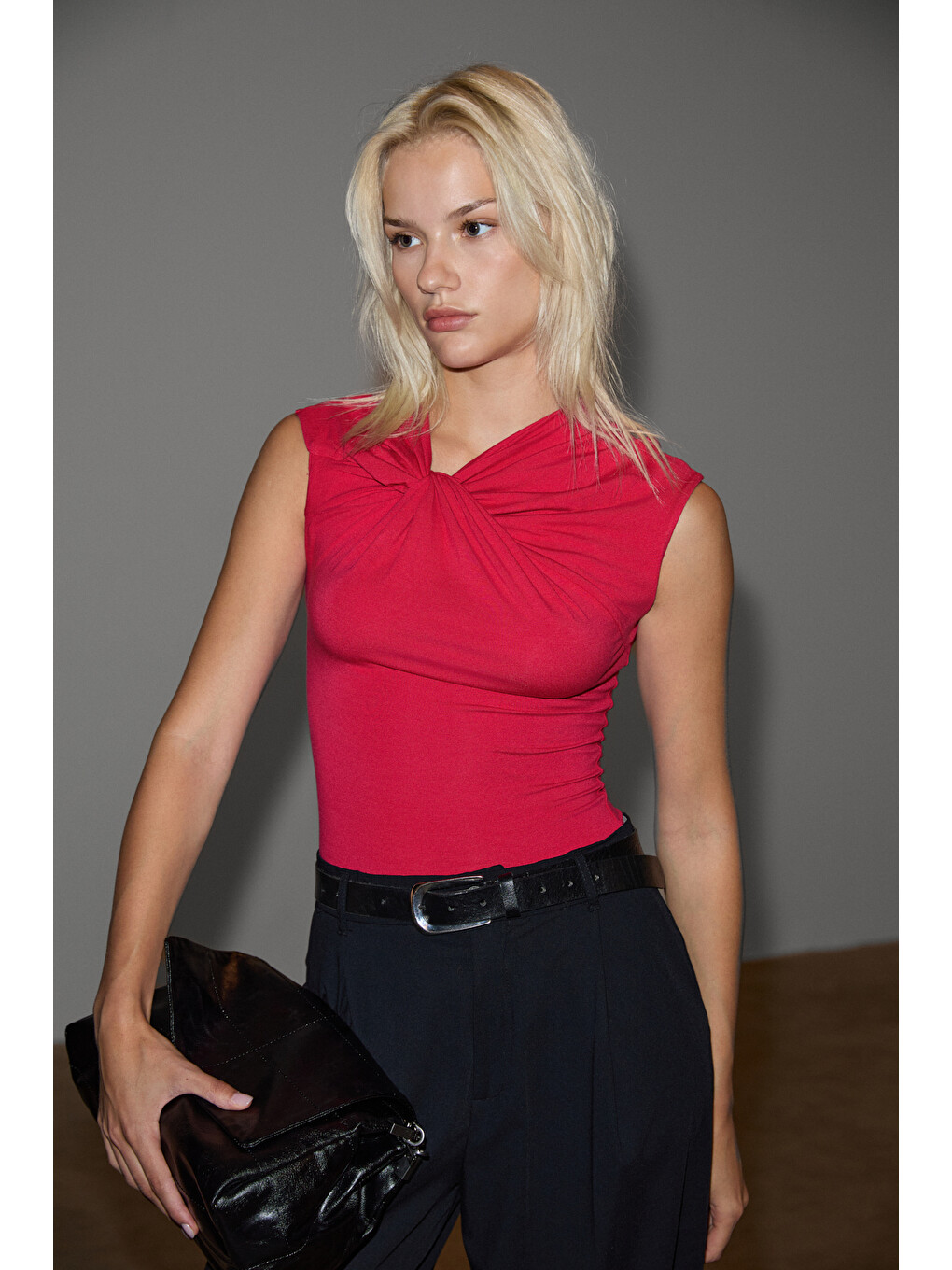 Fuşya ORILENNA Kadın Önü Düğüm Detaylı Vücudu Saran Sıfır Kollu Slim Fit FUŞYA Bluz