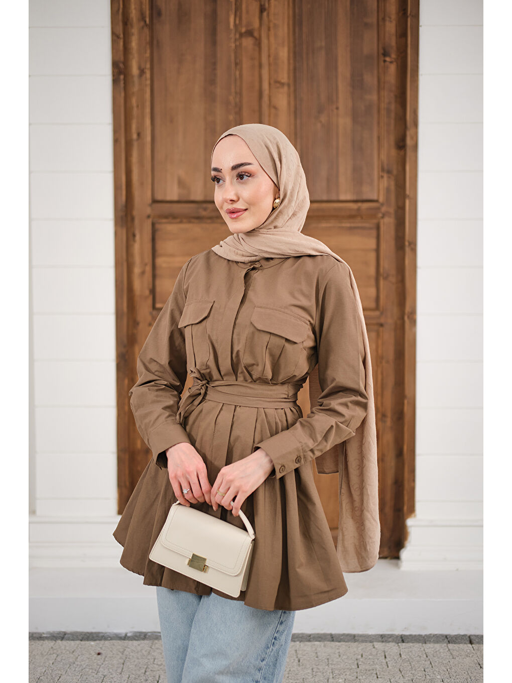 Kadın Çift Cep Detay Gizli Düğmeli Bel Bağlamalı Gömlek Kahverengi-4