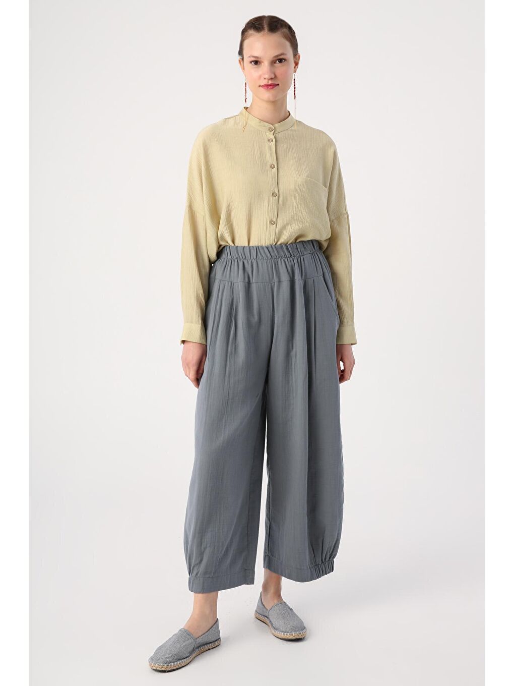 Gri Pileli Geniş Paçalı Lastikli Şalvar Pantolon-1