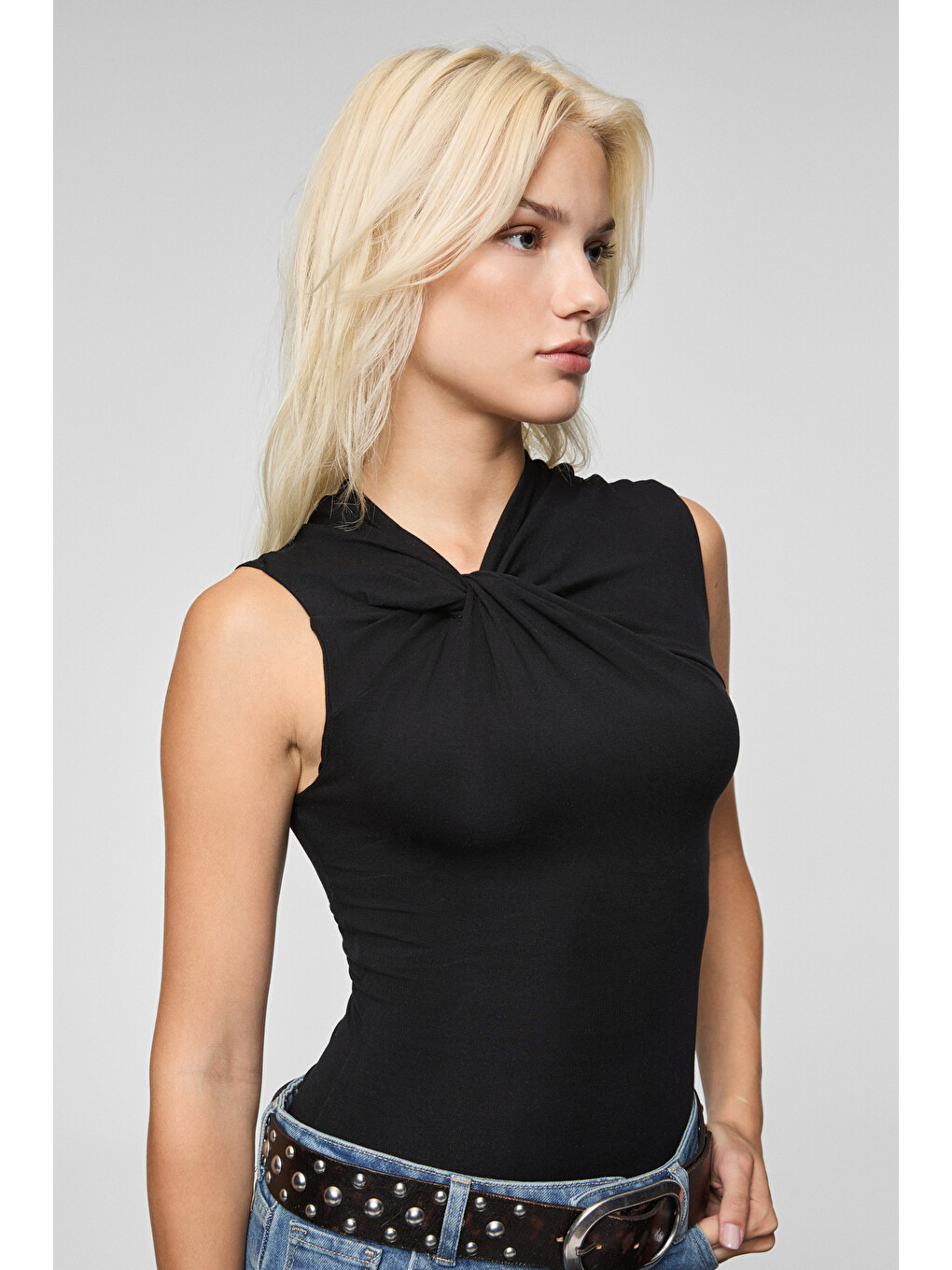 Siyah ORILENNA Kadın Önü Düğüm Detaylı Vücudu Saran Sıfır Kollu Slim Fit SİYAH Bluz-3