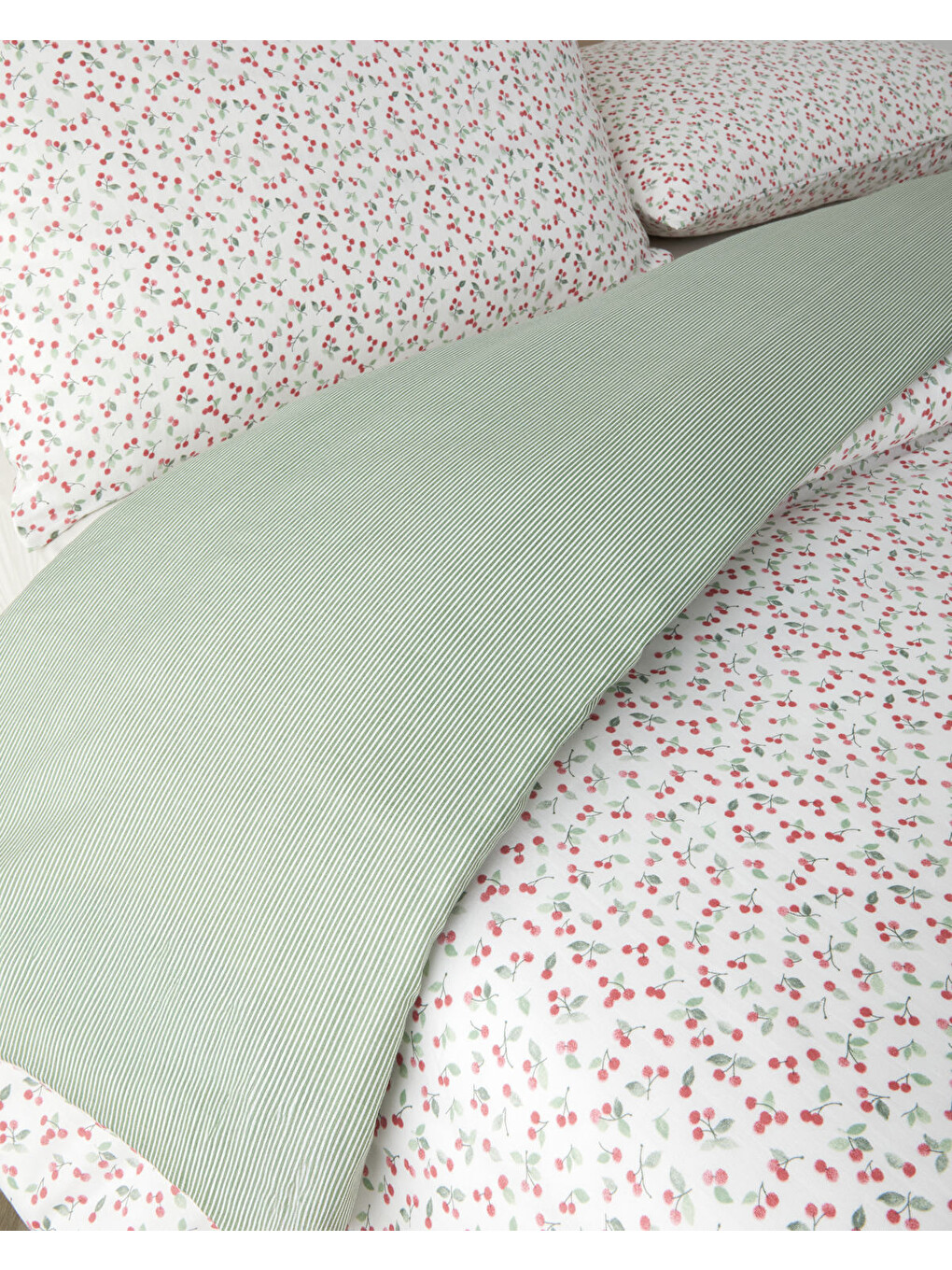 Cherry Pop Kolay Ütülenir Çift Kişilik Nevresim Seti 200x220 Cm Kırmızı-1