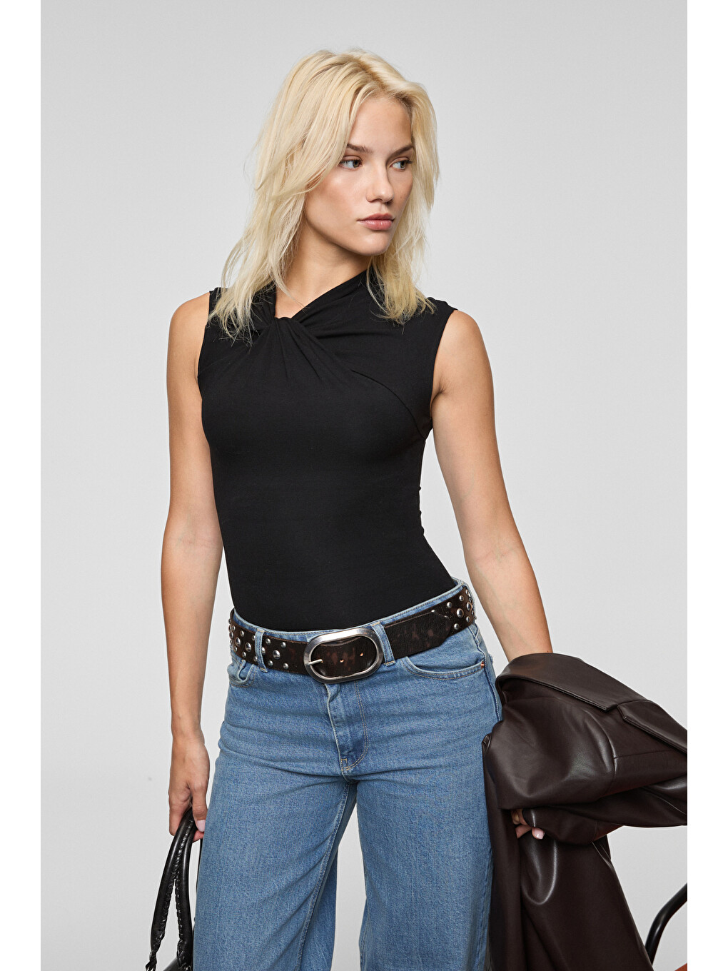 Siyah ORILENNA Kadın Önü Düğüm Detaylı Vücudu Saran Sıfır Kollu Slim Fit SİYAH Bluz-4