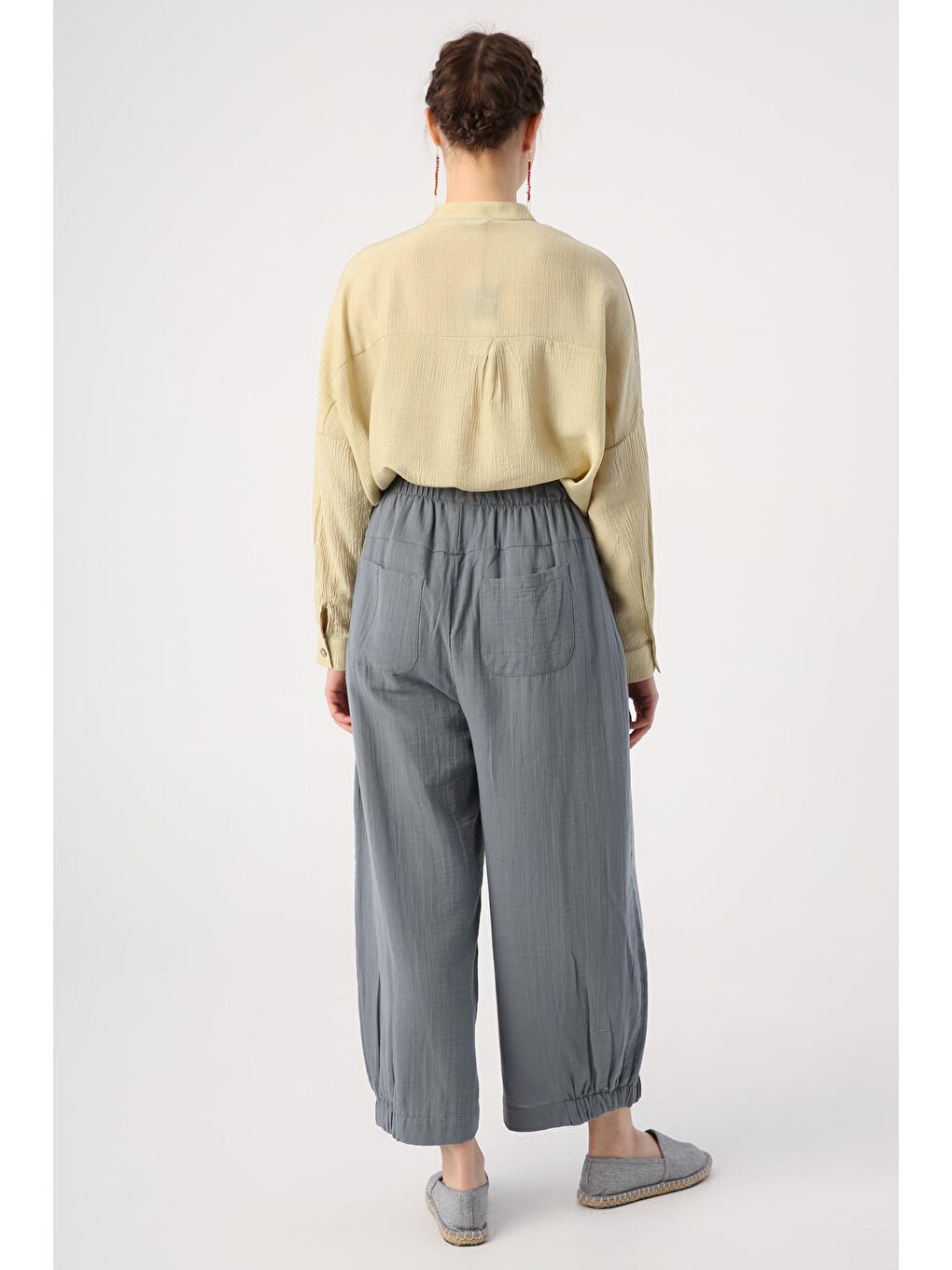 Gri Pileli Geniş Paçalı Lastikli Şalvar Pantolon-3