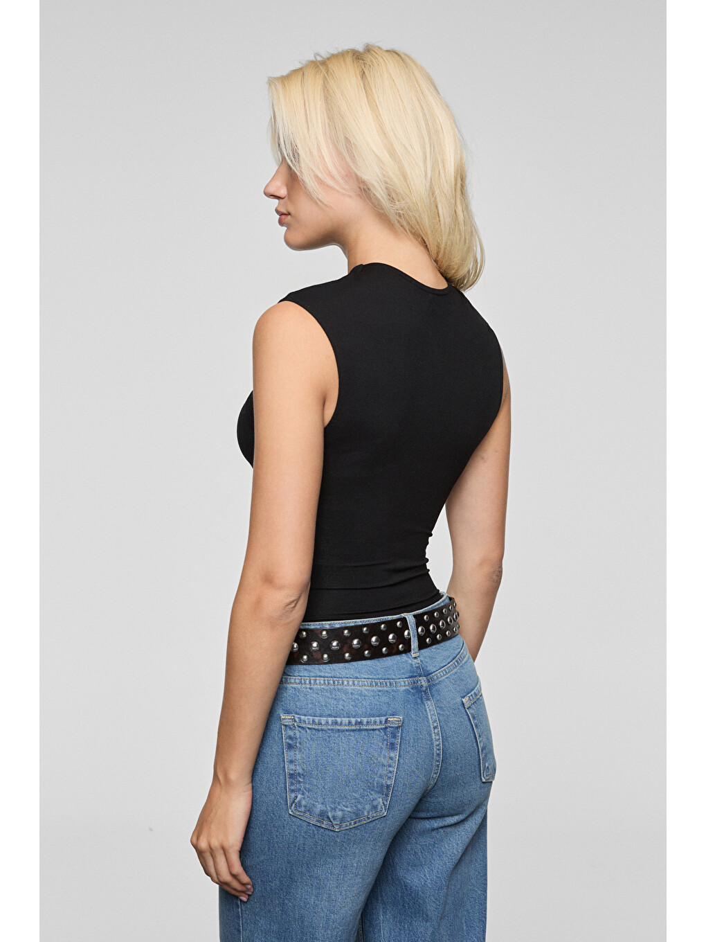 Siyah ORILENNA Kadın Önü Düğüm Detaylı Vücudu Saran Sıfır Kollu Slim Fit SİYAH Bluz-5