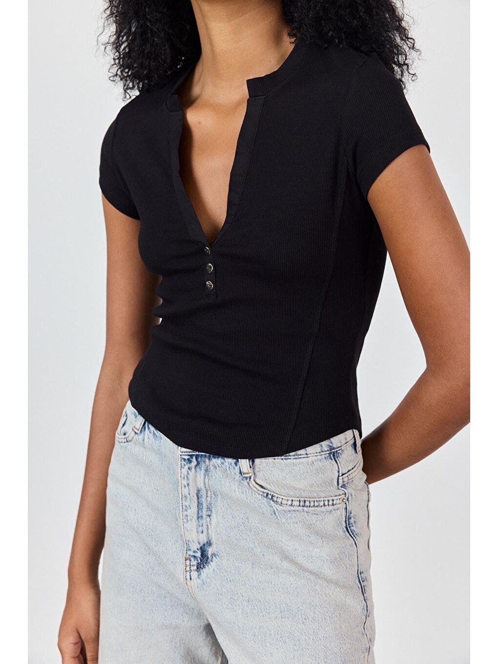 Siyah V Yaka Kısa Kollu Bluz-1