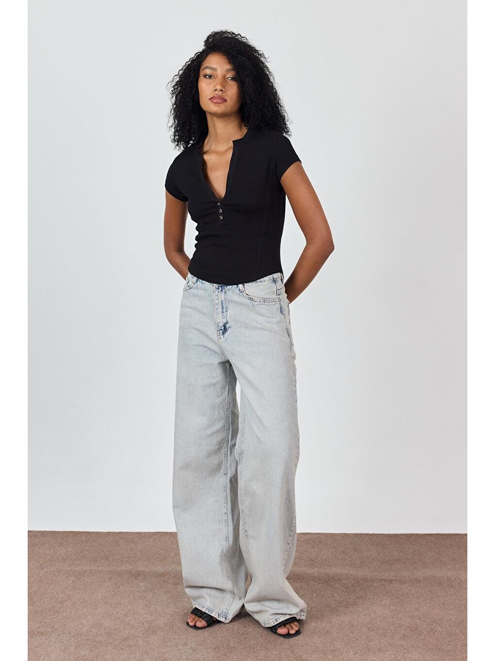 Siyah V Yaka Kısa Kollu Bluz-2