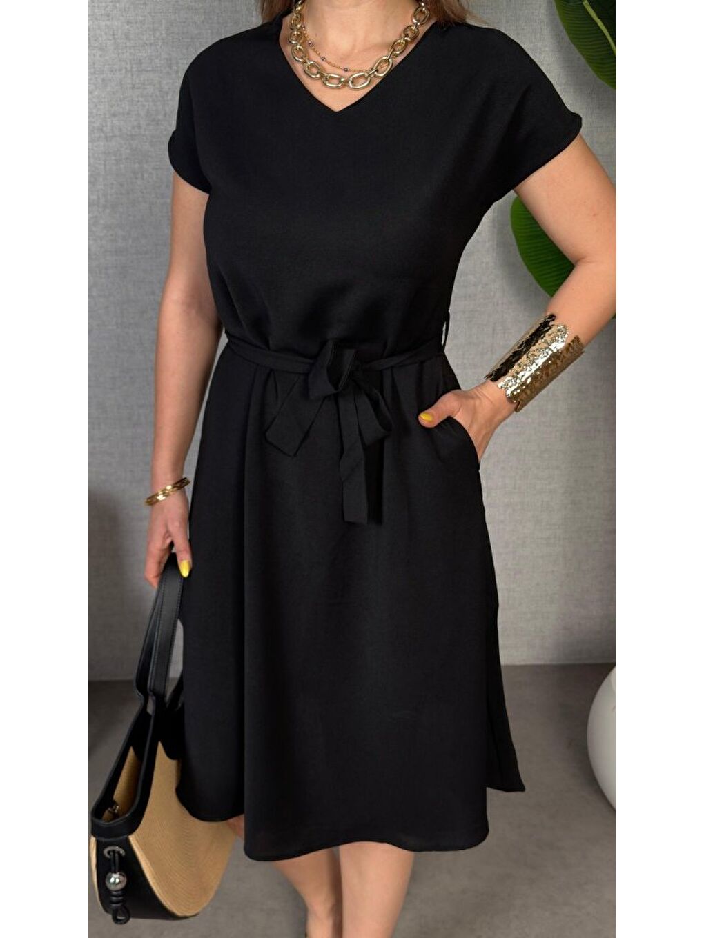 Siyah Kadın Kısa Kollu V Yakalı Beli Kuşaklı Ithal Keten Elbise-4