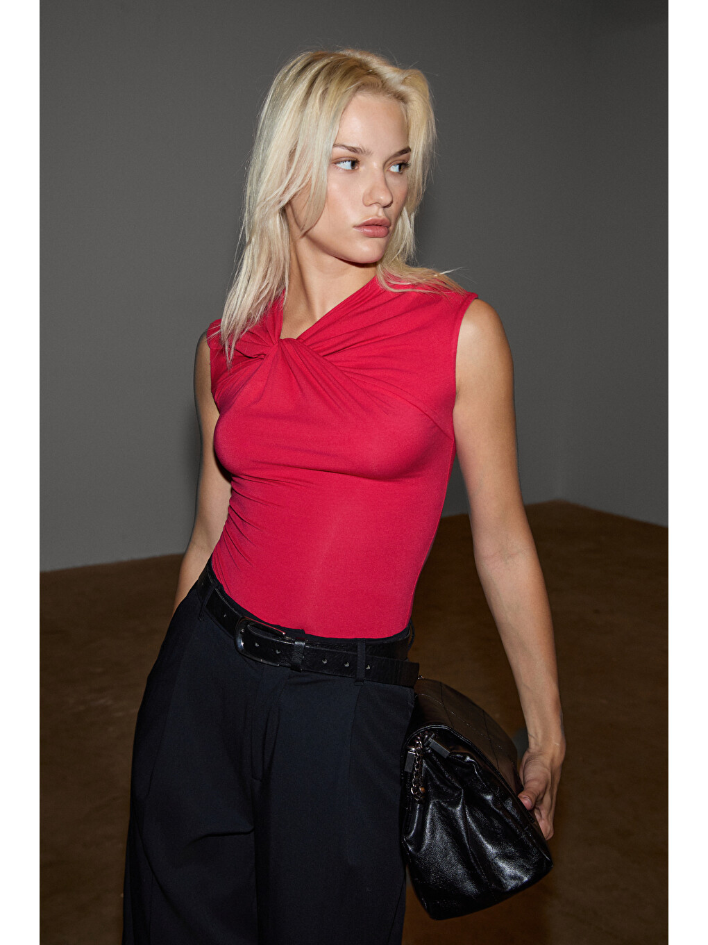 Fuşya ORILENNA Kadın Önü Düğüm Detaylı Vücudu Saran Sıfır Kollu Slim Fit FUŞYA Bluz-5