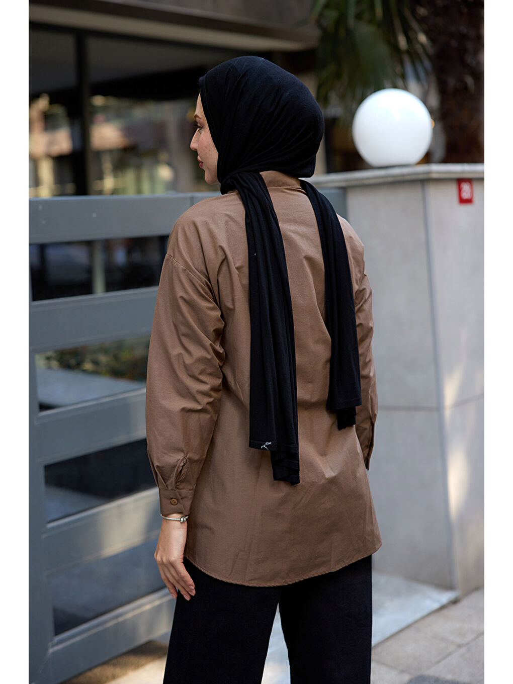 Kadın Yanları Düğme Detaylı Gömlek Kahverengi-3