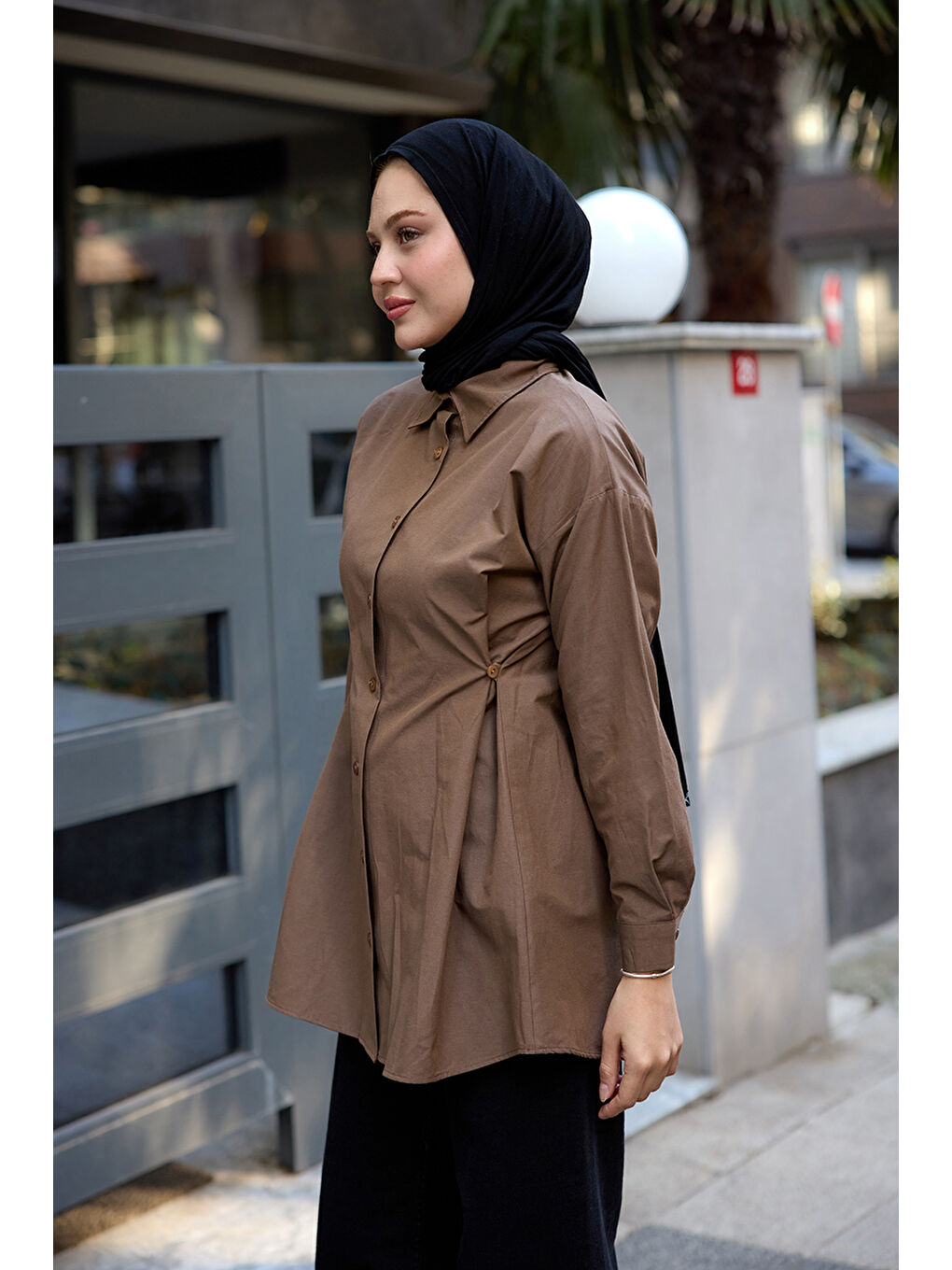 Kadın Yanları Düğme Detaylı Gömlek Kahverengi-4