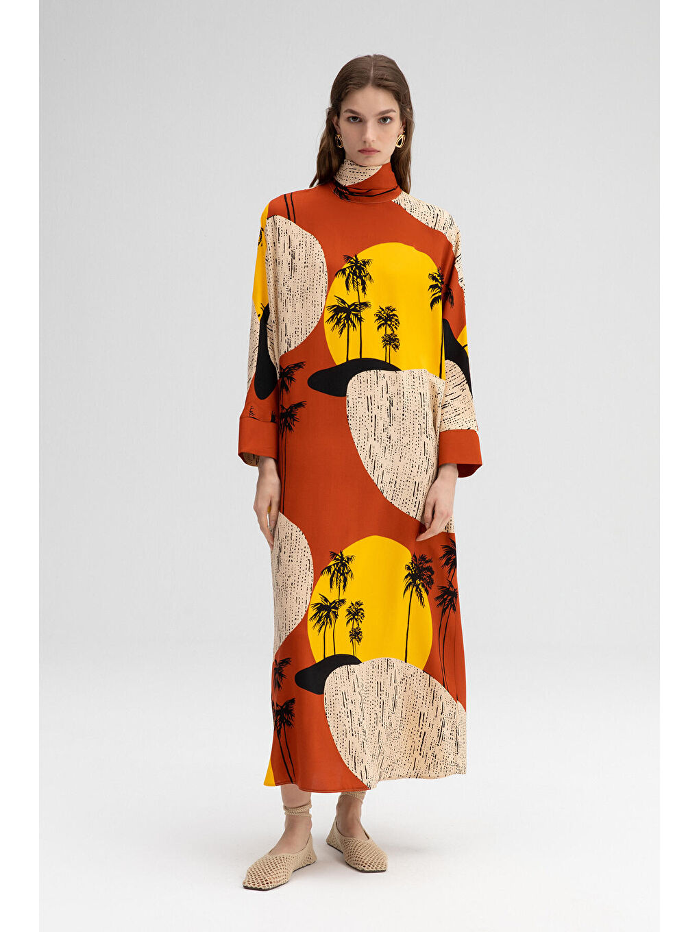 Siyah Desenli Dik Yaka Elbise-1