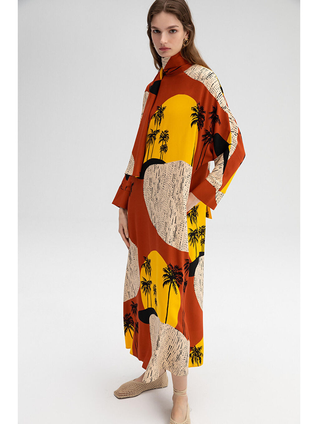 Siyah Desenli Dik Yaka Elbise-2