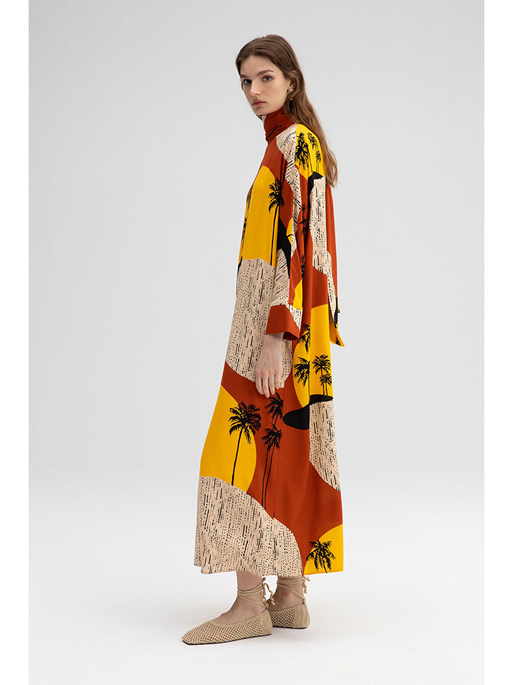 Siyah Desenli Dik Yaka Elbise-3