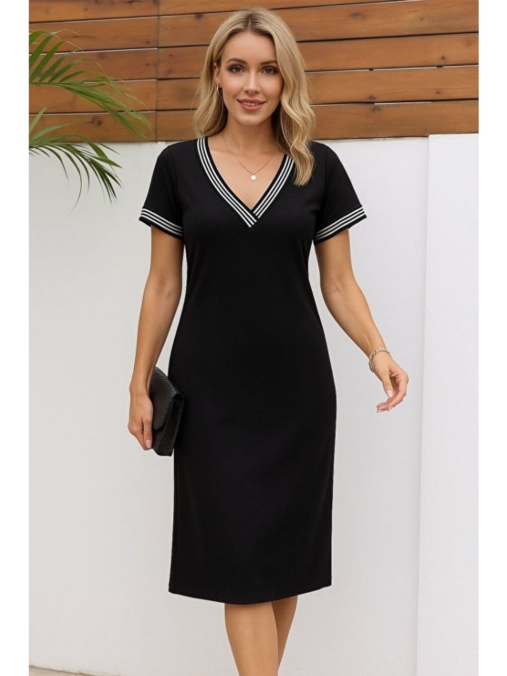 Siyah Kadın Kısa Kollu V Yakalı Yanlardan Yırtmaç Ve Düğmeli Viskon Iki Iplik Elbise