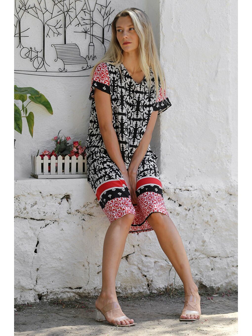 Siyah-Bej V Yaka Kısa Kol Allover Baskılı Dokuma Casual Elbise-1