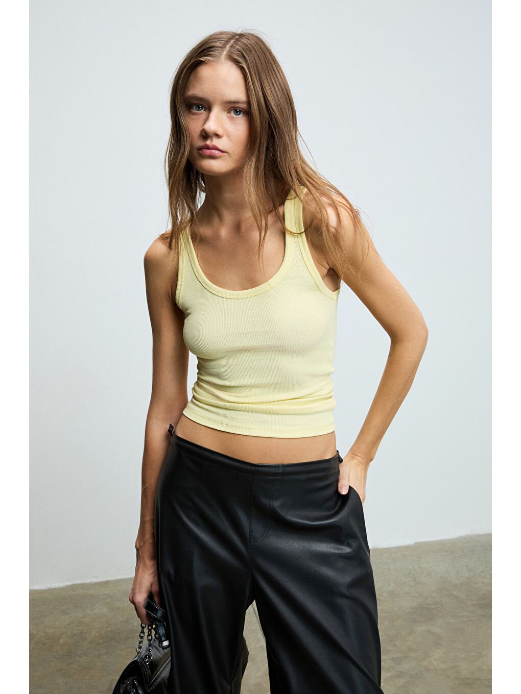 Lıllesol Kadın Fitilli Görünümlü Slim Fit Vücuda Oturan Havuz Yakalı Pamuklu Basic Sarı Atlet