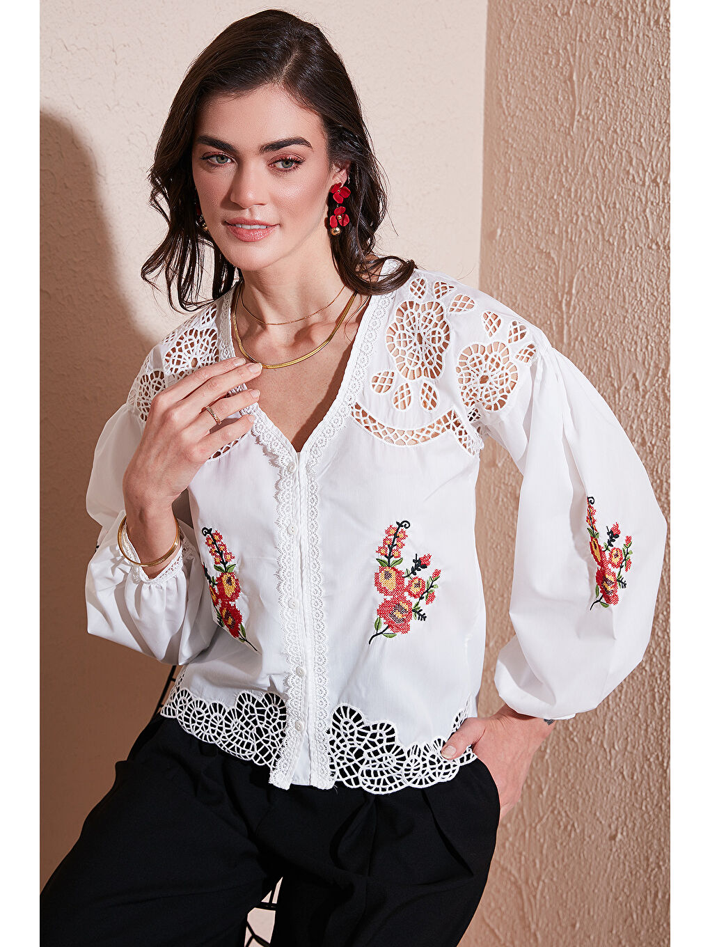 Beyaz Nakış İşlemeli Pamuklu Regular Fit Ajurlu V Yaka Gömlek 676214