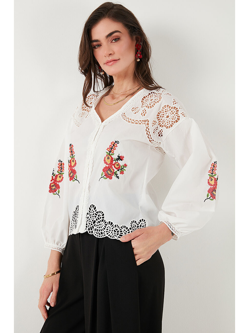 Beyaz Nakış İşlemeli Pamuklu Regular Fit Ajurlu V Yaka Gömlek 676214-3