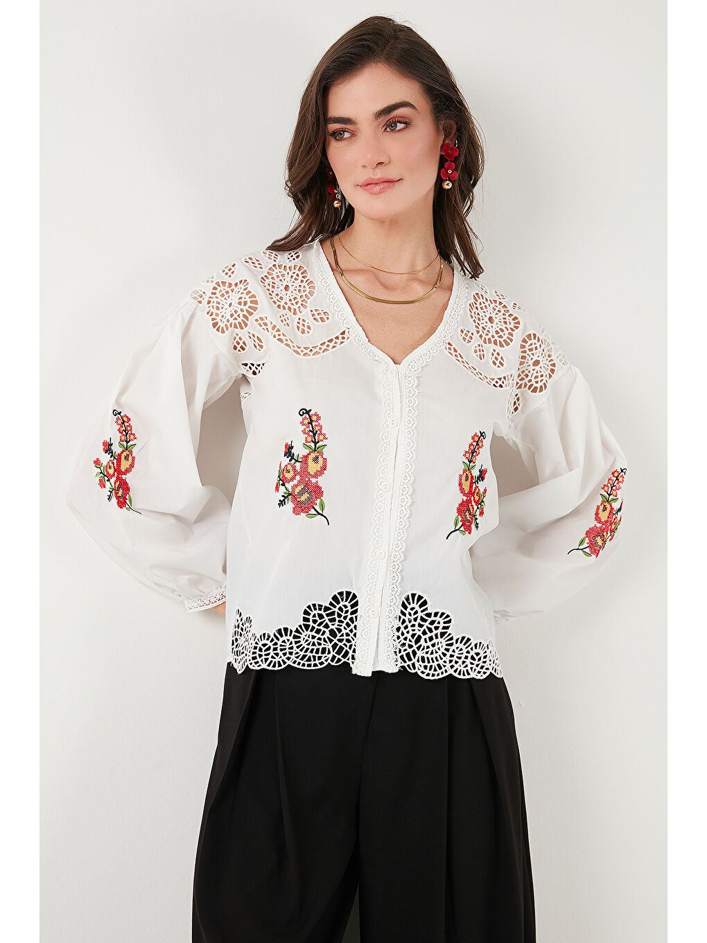 Beyaz Nakış İşlemeli Pamuklu Regular Fit Ajurlu V Yaka Gömlek 676214-4