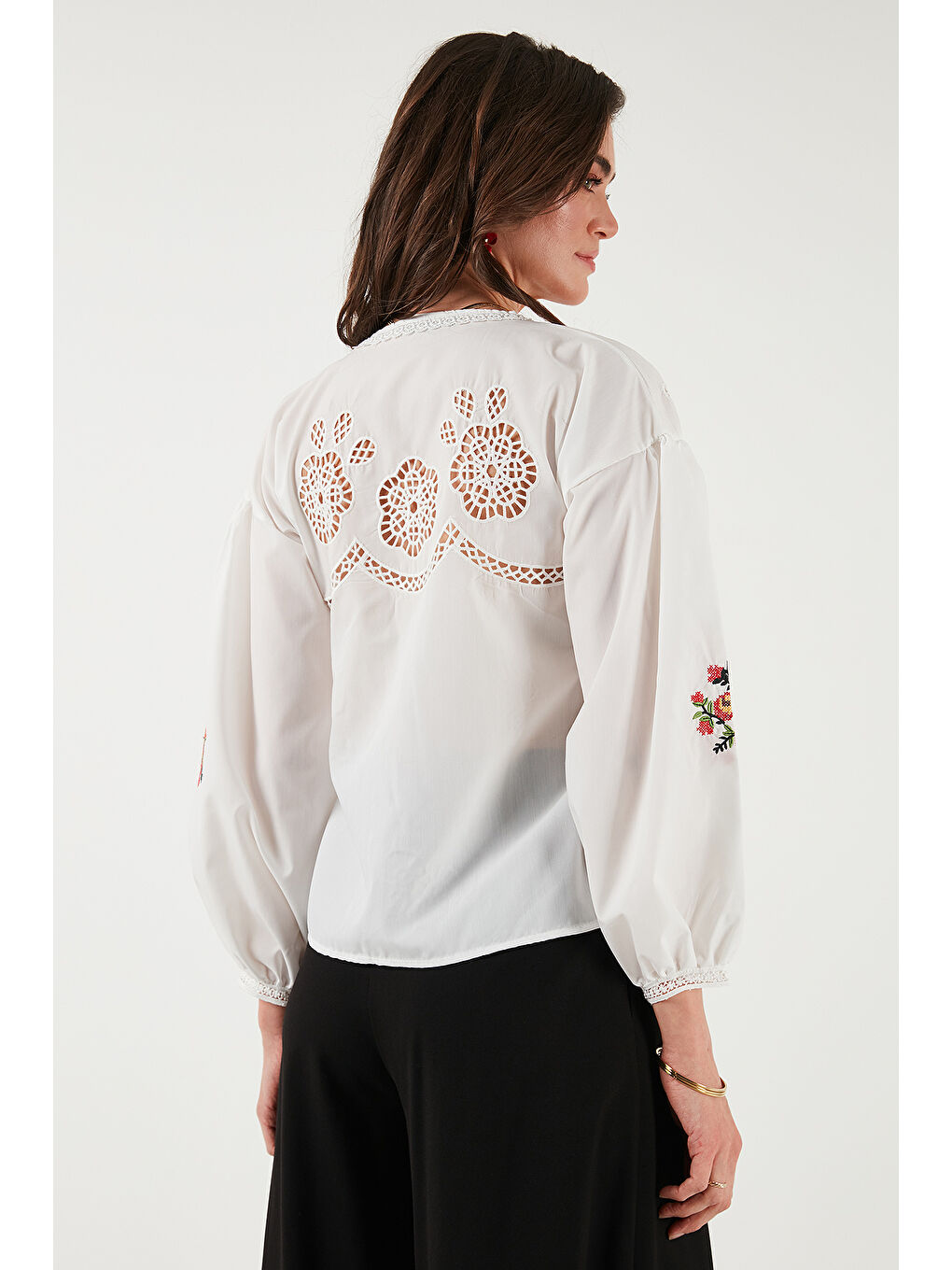 Beyaz Nakış İşlemeli Pamuklu Regular Fit Ajurlu V Yaka Gömlek 676214-5