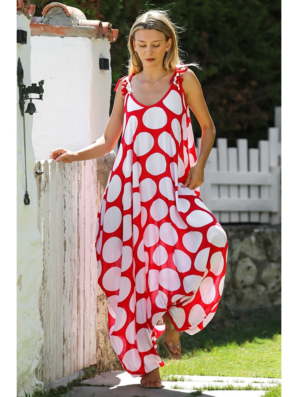 Kırmızı-Beyaz V Yaka Askılı Ponponlu Allover Baskılı Dokuma Oversize Şalvar Paça Casual Tulum-1