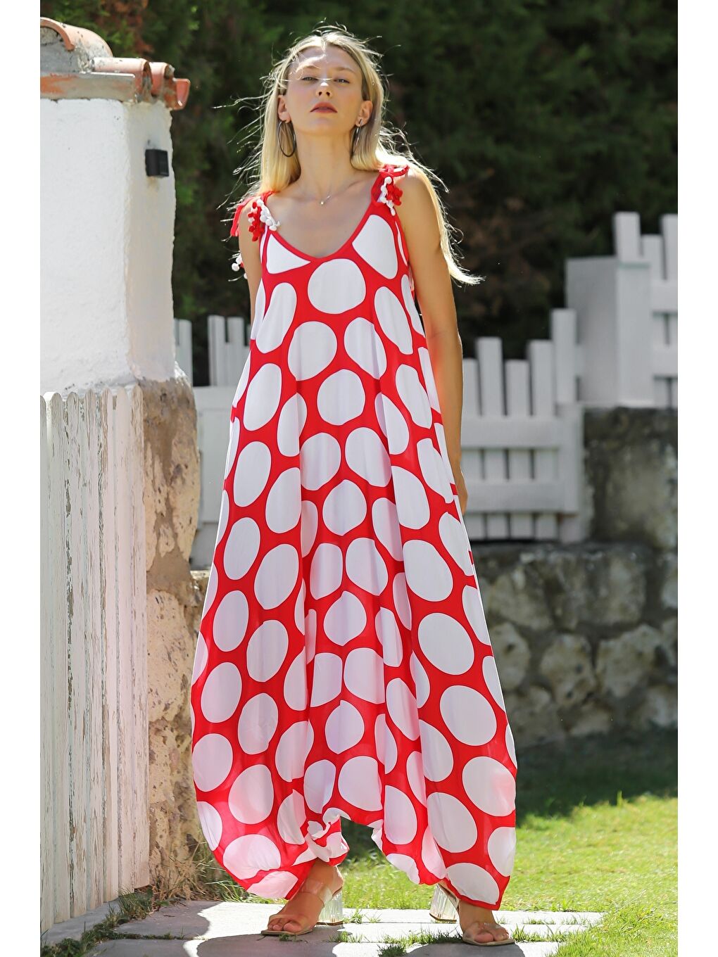 Kırmızı-Beyaz V Yaka Askılı Ponponlu Allover Baskılı Dokuma Oversize Şalvar Paça Casual Tulum-2